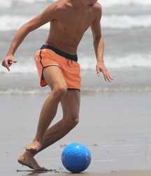straight guys on the beach 5ca43292c984e.jpg