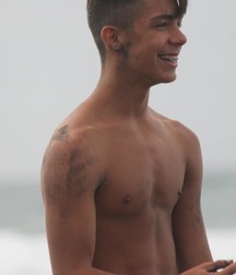 straight guys on the beach 5ca43293e538a.jpg