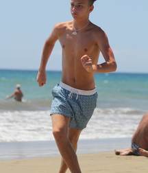 straight guys on the beach 5ca4329e8fcf7.jpg