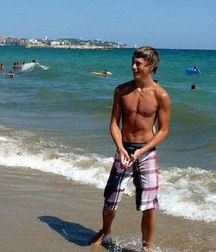 straight guys on the beach 5ca432b32b63c.jpg
