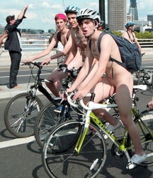 a ride in the city by bike 5cb5f35530169.jpg