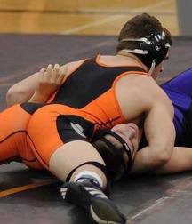 fight and wrestlers 5cbc30cdd5fd9.jpg