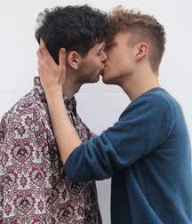 delicate kisses of love 5cbc31a254947.jpg