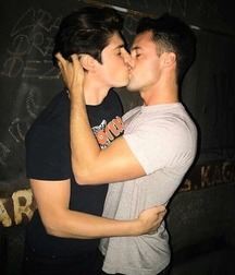 delicate kisses of love 5cbc31ce68ced.jpg
