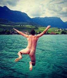 straight boys dive naked 5cc1dff07543e.jpg