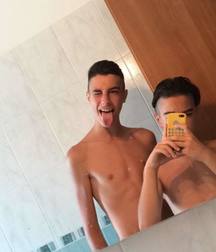 I do selfies with friends 5ccd1f4a16f9b.jpg