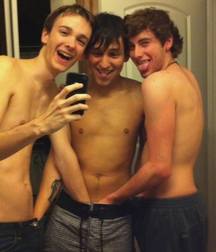 I do selfies with friends 5ccd1f6687151.jpg