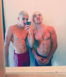 I do selfies with friends 5ccd1f697693f.jpg