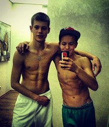 I do selfies with friends 5ccd1f6c6f194.jpg