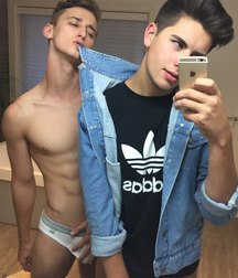 I do selfies with friends 5ccd1f8d942bb.jpg