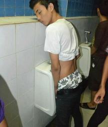 I pee in the urinal 5cd9d37ab5256.jpg