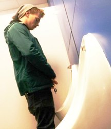 I pee in the urinal 5cd9d395cafcf.jpg