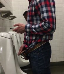 I pee in the urinal 5cd9d398a1e12.jpg