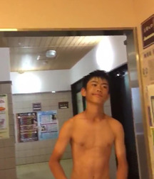 indiscreet look in the locker room 5cec34cc52fe6.jpg