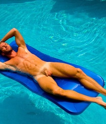 float naked 5ceed850e21ef.jpg