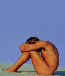 sitting and naked 5d237d54a454e.jpg