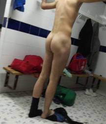 naked-guy-caught-locker-room 5d3f241332773.jpg