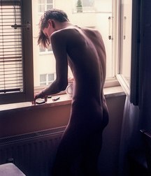 boys facing the window 5d457b91742af.jpg