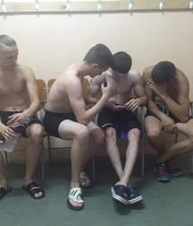straight guys  5d6aa8237bd85.jpg