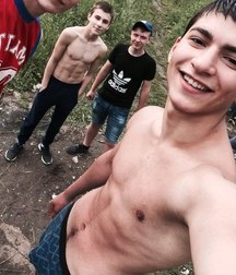 straight guys  5d6aa827b7bcc.jpg