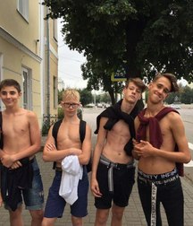 straight guys  5d6aa837adf6a.jpg