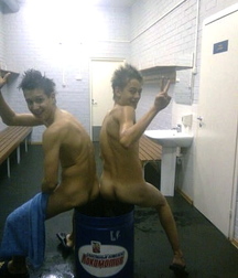 straight boys in the locker room 5d6b5746803cc.jpg