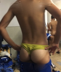 straight boys in the locker room 5d6b5781c3104.jpg