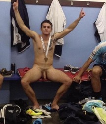 straight boys in the locker room 5d6b578fdd7f3.jpg