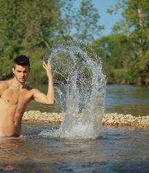 nudist-in-the-water 5d6eda17d158f.jpg
