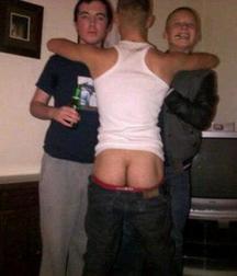 shows his ass without shame 5d6febe31a580.jpg