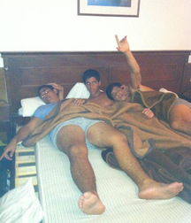 straight guys pretend to be gay 5d7dbfd8cc2d1.jpg