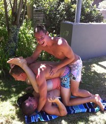 straight guys pretend to be gay 5d7dbfdd678ca.jpg