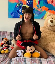 I love my stuffed animals 5d90cb318a406.jpg