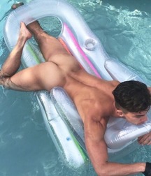 float naked 5d9833b26420f.jpg