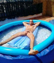 float naked 5d9833b7e9f36.jpg