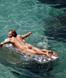 float naked 5d9833c20cb31.jpg