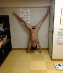 upside down naked 5d9e39c4699f0.jpg