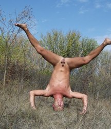 upside down naked 5d9e39e3ddf55.jpg