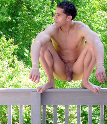 naked boys squatting 5da3932af2f10.jpg