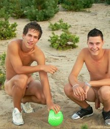 naked boys squatting 5da393618f98e.jpg
