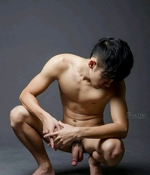 naked boys squatting 5da393675bf6e.jpg