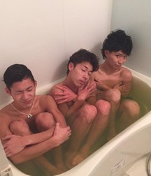 bathe in the tub in company 5da5f3fc939e8.jpg