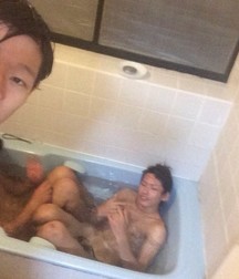 bathe in the tub in company 5da5f403a6932.jpg