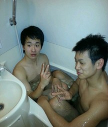 bathe in the tub in company 5da5f40e7bbc5.jpg