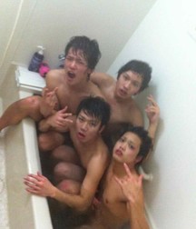 bathe in the tub in company 5da5f413e19f2.jpg