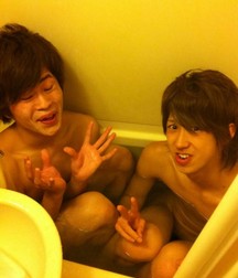 bathe in the tub in company 5da5f4153e4c1.jpg