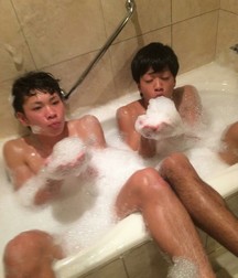 bathe in the tub in company 5da5f4195bfc3.jpg