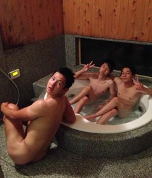 bathe in the tub in company 5da5f4288ec64.jpg