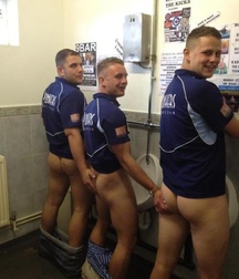 the boys pee together 5da9785f1cfaa.jpg