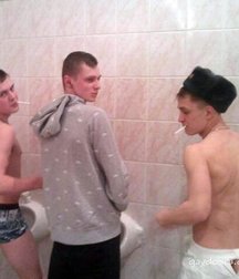 the boys pee together 5da9786be2ac7.jpg